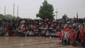 Yağmur dinlemediler, milli takım için meydana koştular