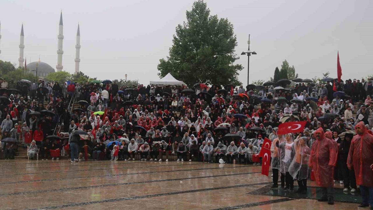 yagmur-dinlemediler,-milli-takim-icin-meydana-kostular
