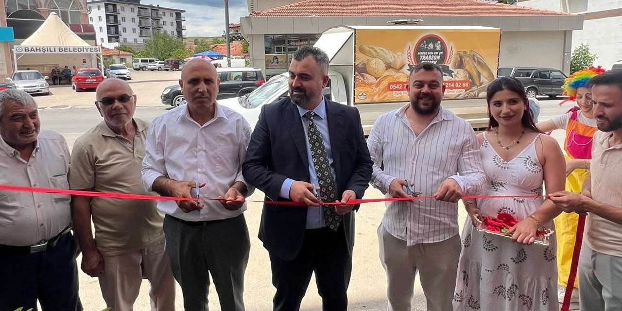 hacilar-belediye-baskani-komsu-ilcedeydi:-esnafin-heyecanina-ortak-oldu