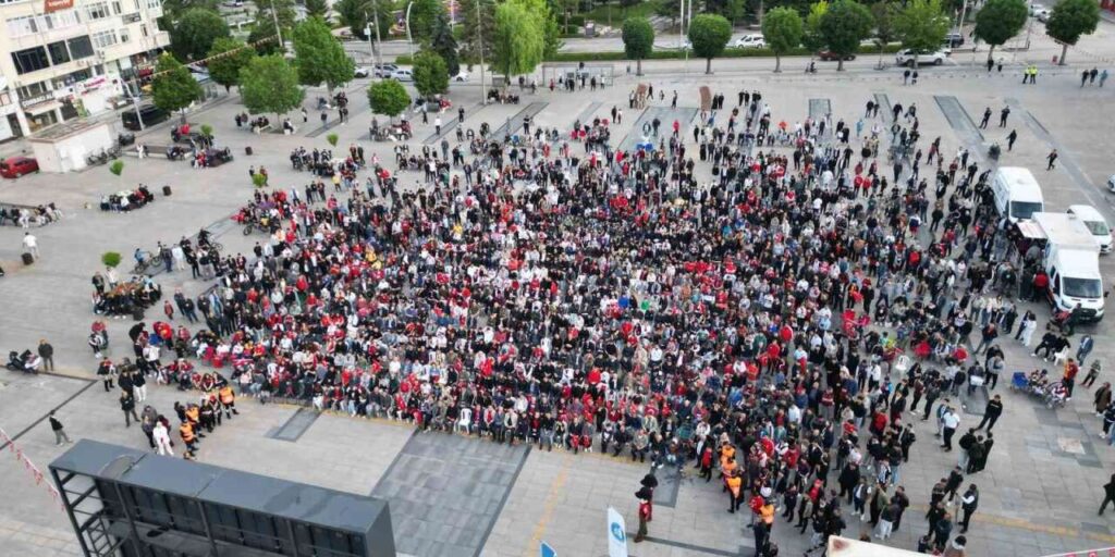 corum’da-yuzlerce-vatandas-a-milli-futbol-takimi’ni-birlikte-destekledi