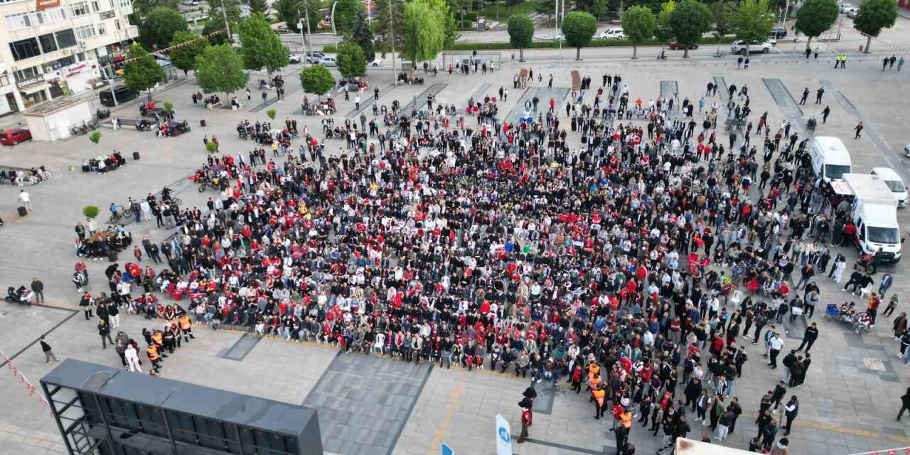 corum’da-yuzlerce-vatandas-a-milli-futbol-takimi’ni-birlikte-destekledi