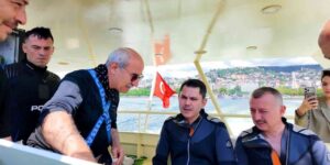 Bakan Kurum, dip çamuru temizliği yapılan İzmit Körfezi’ne daldı