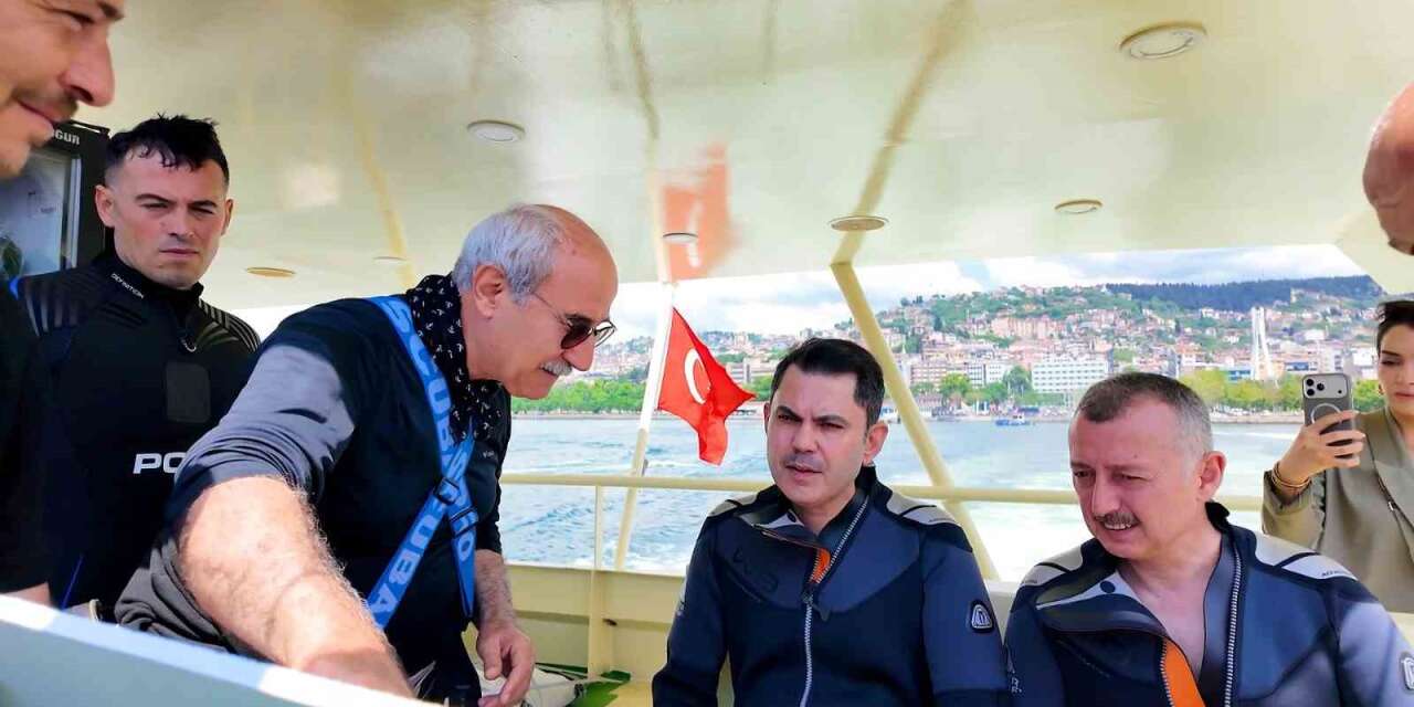 bakan-kurum,-dip-camuru-temizligi-yapilan-izmit-korfezi’ne-daldi