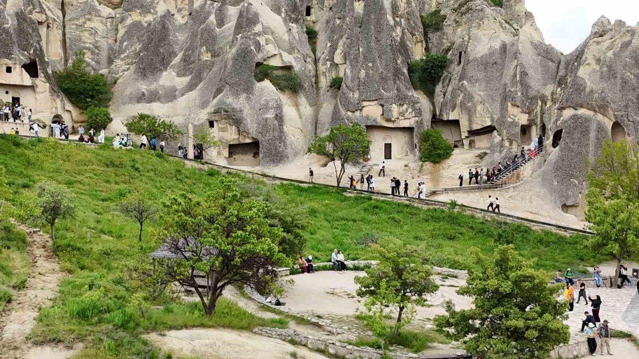 kapadokya’nin-rengi-degisti:-yagmurlar-peri-bacalarini-yesile-burudu
