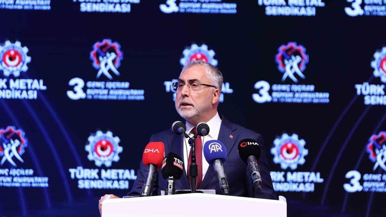 bakan-isikhan:-‘genclerimizin-dijital-bagimlilik-konusuna-dikkatle-egilmesi-gerektigini-dusunuyorum’