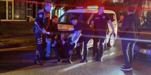 Öfkeli baba, kızını rahatsız eden gencin kulağını kesti