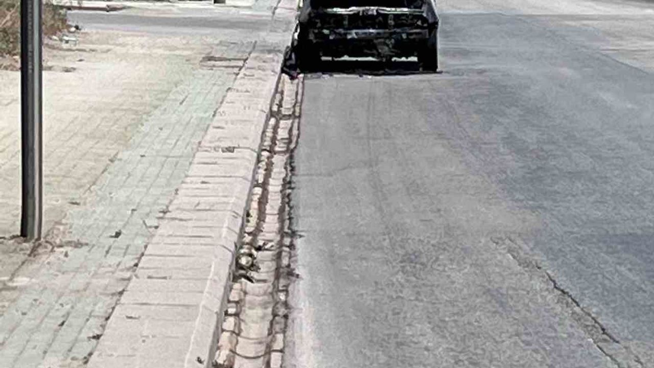 yol-kenarina-birakilan-yanmis-arac-dikkat-cekiyor