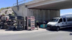 Damperi açılan kamyon köprüye çarptı: 1 ölü