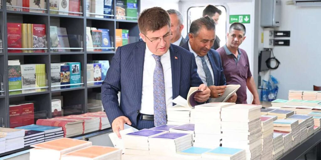vali-sariibrahim,-turk-tarih-kurumu-mobil-satis-magazasini-inceledi