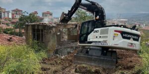 Kırıkkale’de Tek Tek Yıkılıyor! Tehlike Saçan Metruk Binalara Operasyon