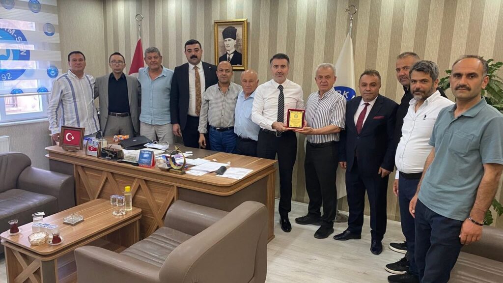 turkiye-kamu-sen’den-koksal-pekuz’a-vefa-plaketi