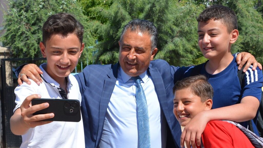 ogrencilerden-rahmi-guney’e-sevgi-seli