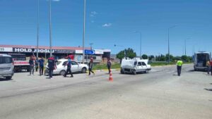 İki otomobil çarpıştı: 2 yaralı