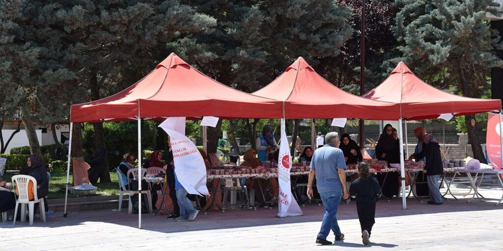 tdv-ve-kirikkale-muftulugu-el-ele-verdi:-gencler-icin-hayirda-yaristilar