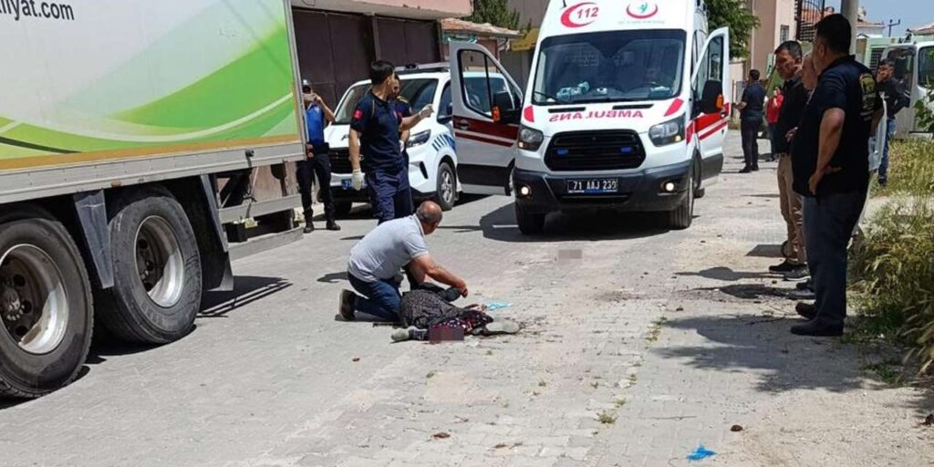 kirikkale’de-kamyonun-carptigi-yasli-kadin-hayatini-kaybetti:-feci-kaza-kamerada