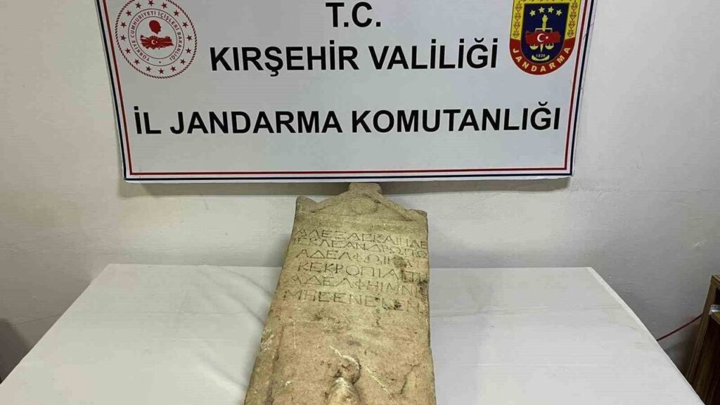 roma-donemine-ait-mezar-tasi-ele-gecirildi