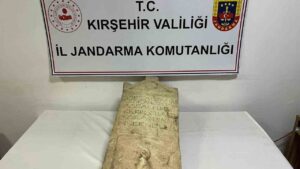 Roma dönemine ait mezar taşı ele geçirildi