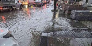 Ankara’da sağanak etkili oldu, sokaklar göle döndü