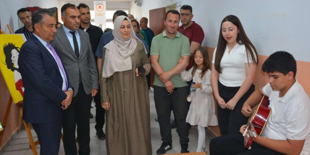 ortaokul-ogrencilerinin-sergisi-hayran-birakti