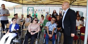 Yürek Isıtan Buluşma! Başkan Önal Özel Öğrencilerle Aynı Sahnedeydi
