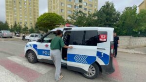 Kimliğini evde unutan adayın imdadına polis yetişti
