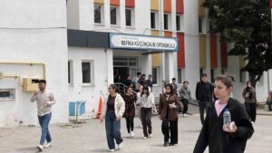 Polis geç kalan adayları sınava yetiştirmek için seferber oldu