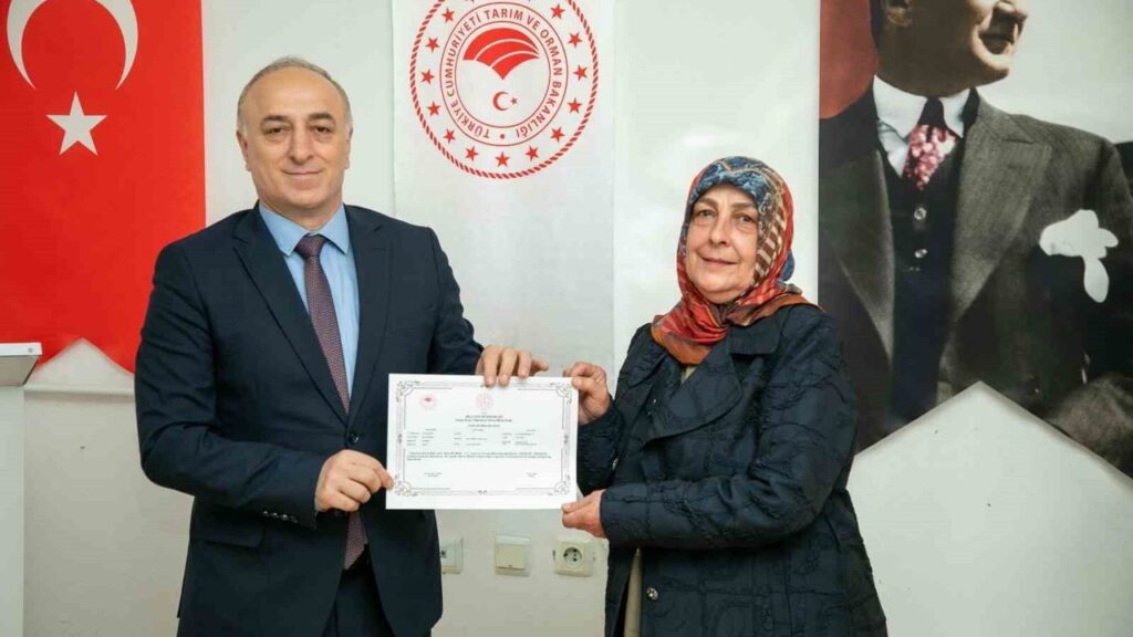safran-yetistiriciligi-egitimi-alan-ureticilere-sertifika-toreni-duzenlendi