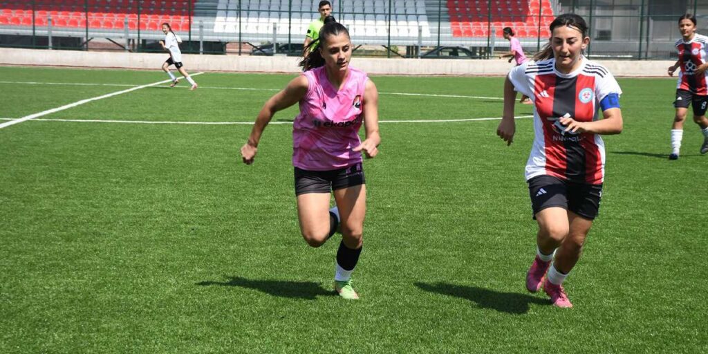 yesil-sahada-kadinlarin-futbol-heyecani-yasandi