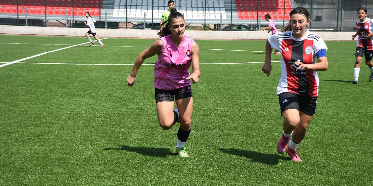 yesil-sahada-kadinlarin-futbol-heyecani-yasandi