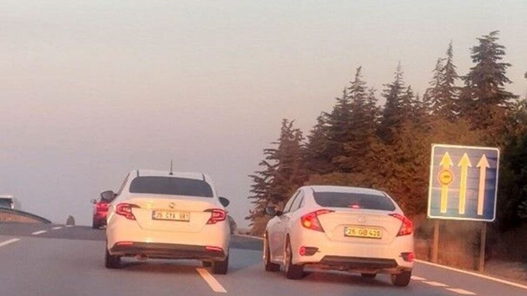 eskisehir-bursa-yolunda-birbirini-sikistiran-2-arac-trafigi-tehlikeye-atti