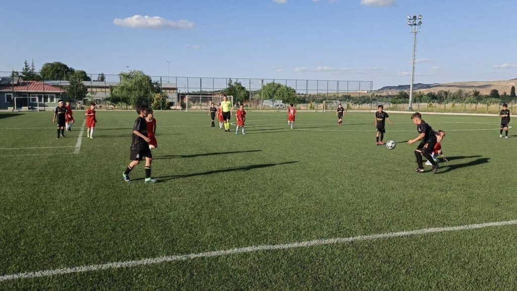 u11-futbol-musabakalarinda-heyecan-suruyor
