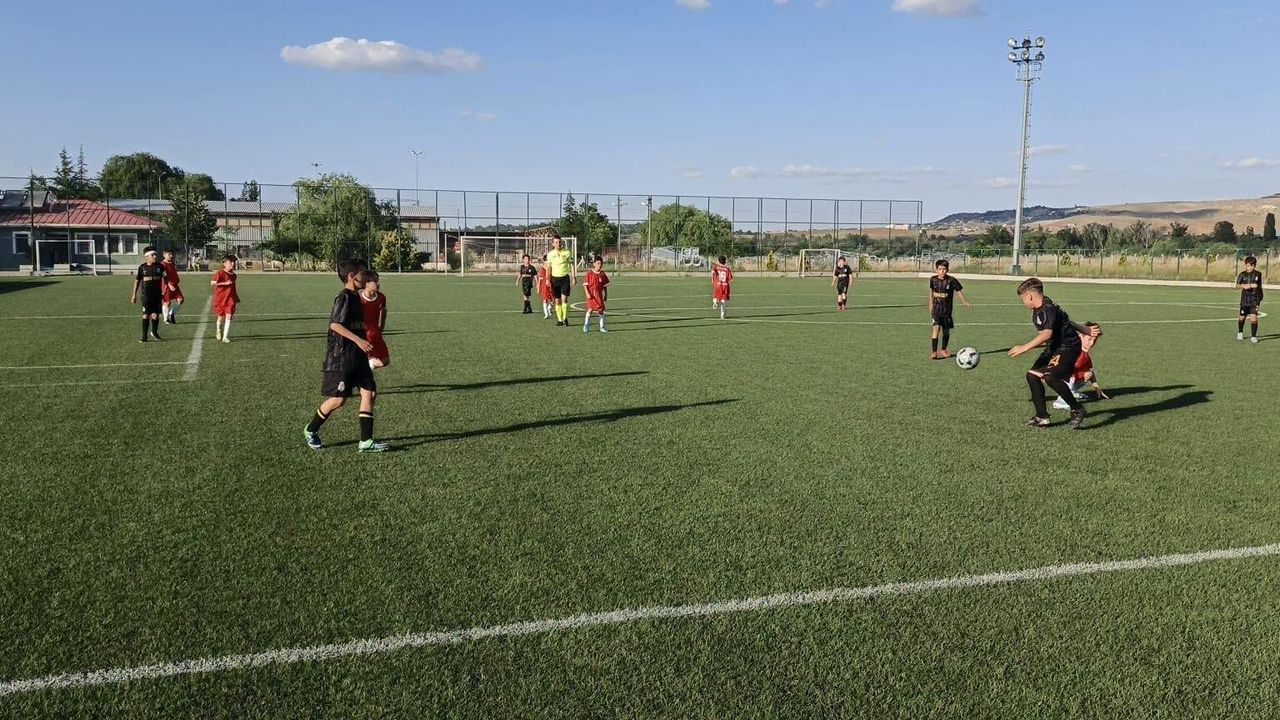 u11-futbol-musabakalarinda-heyecan-suruyor