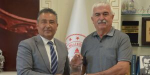 Dile kolay tam 43 yıl! Kırıkkale Millî Eğitim’in emektar teknisyeni Mehmet Sayın emekliye ayrıldı
