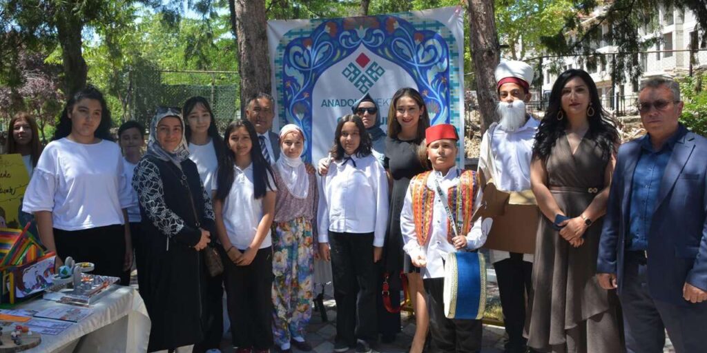 ortaokul-ogrencilerinin-sergisi-hayran-birakti