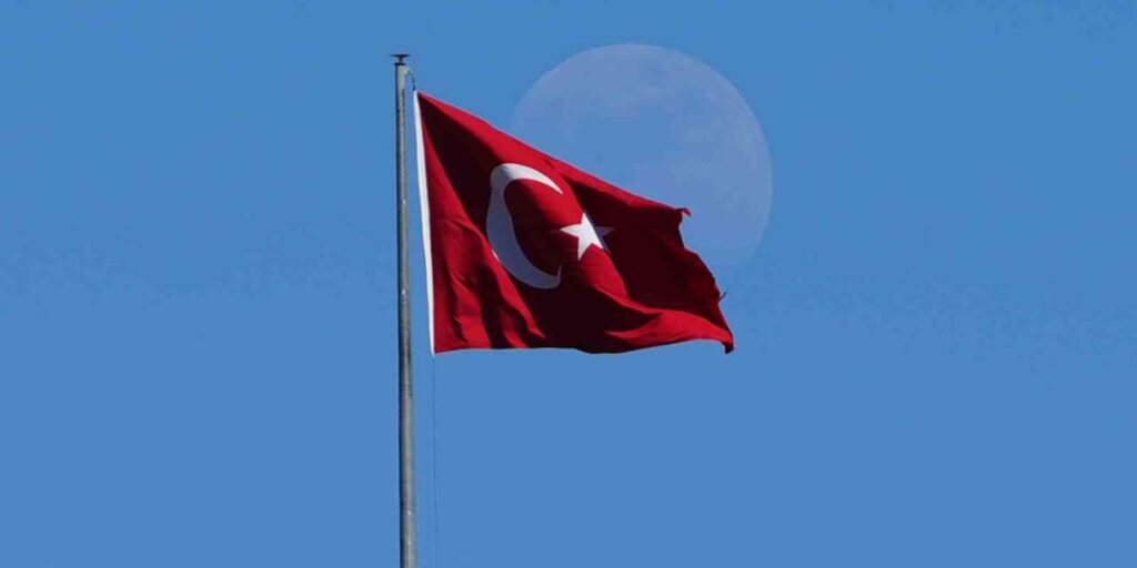 mavi-gokyuzunde-turk-bayragi-ve-ay-manzarasi