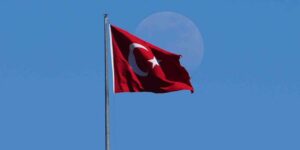 Mavi gökyüzünde Türk bayrağı ve ay manzarası