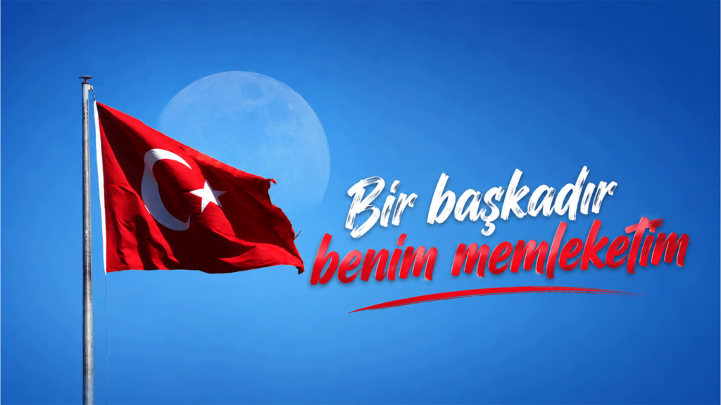 mavi-gokyuzunde-turk-bayragi-ve-ay-manzarasi
