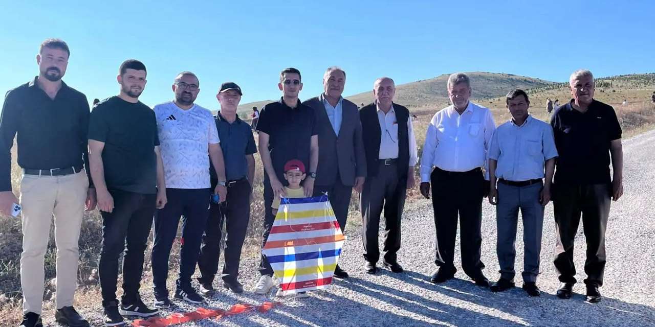 yuzlerce-cocuk-ayni-anda-havalandirdi:-keskin’de-ruzgari-firsat-bilen-meydanlara-kostu!
