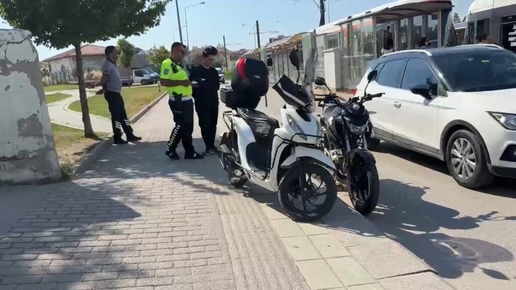 yaya-gecidinde-motosikletler-carpisti