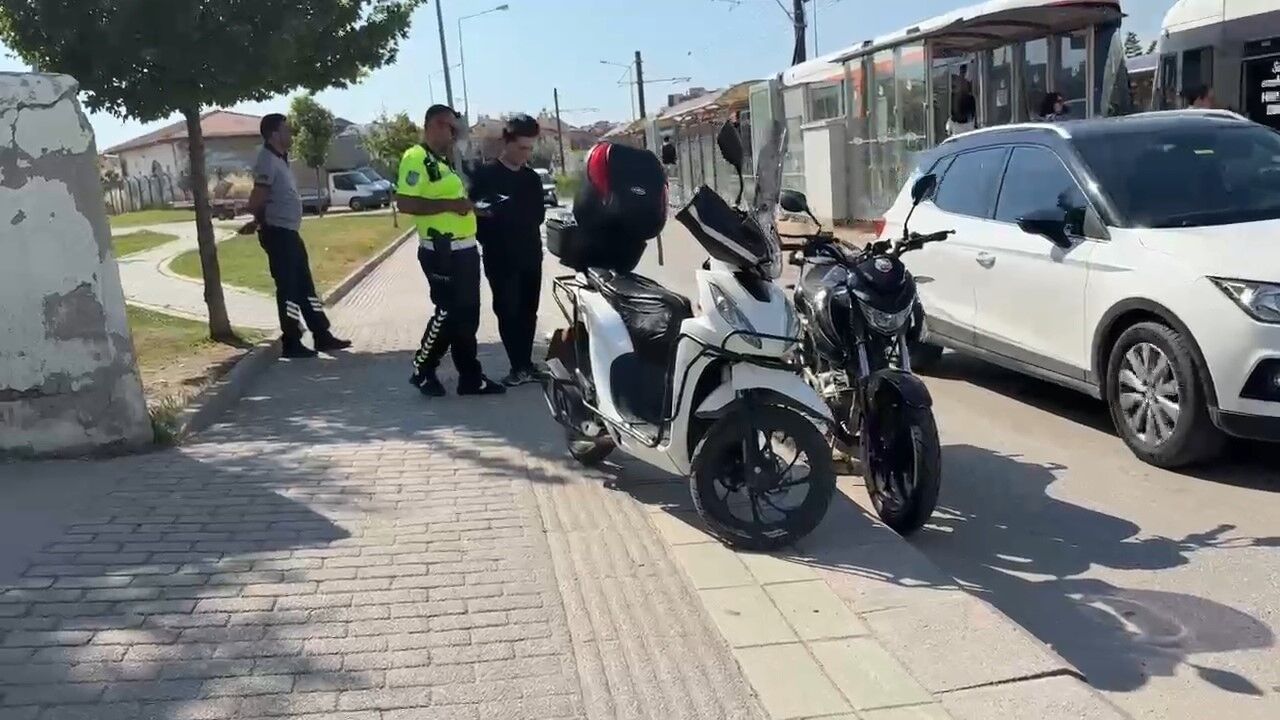 yaya-gecidinde-motosikletler-carpisti