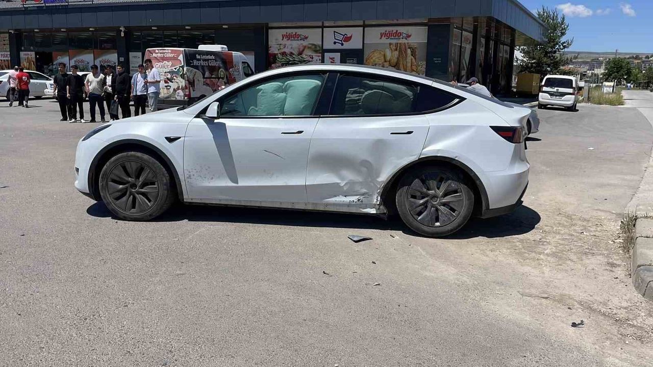 sivas’ta-otomobiller-carpisti:-3-yarali