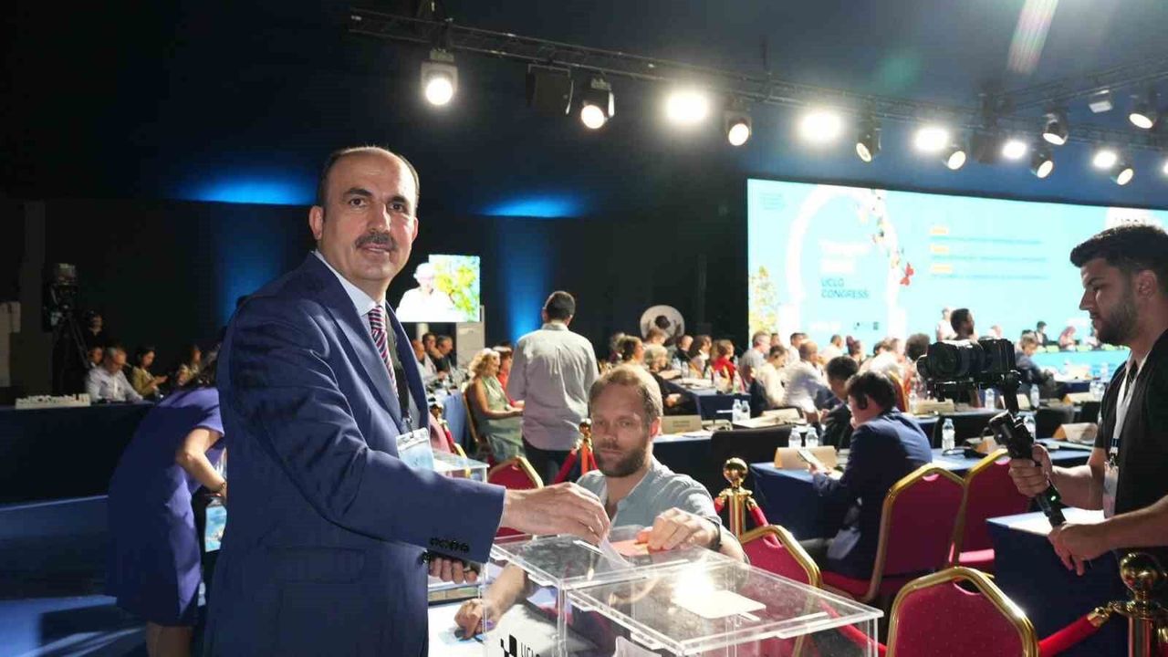 eskisehir-ak-parti-milletvekili-nebi-hatipoglu,-ugur-ibrahim-altay’i-tebrik-etti