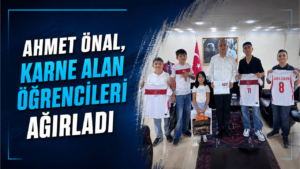 Ahmet Önal, karne alan öğrencileri ağırladı