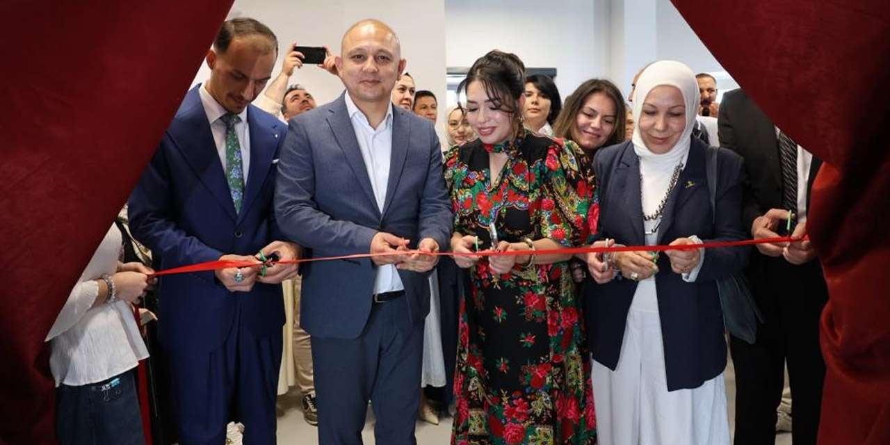 baskan-onal-kurdeleyi-kesti:-minik-ressamlarin-gurur-gunu