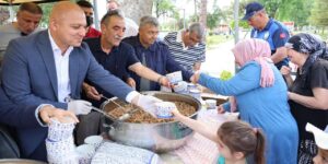 Kırıkkale’de kardeşlik sofrası kuruldu: Başkan Önal aşure kazanının başında