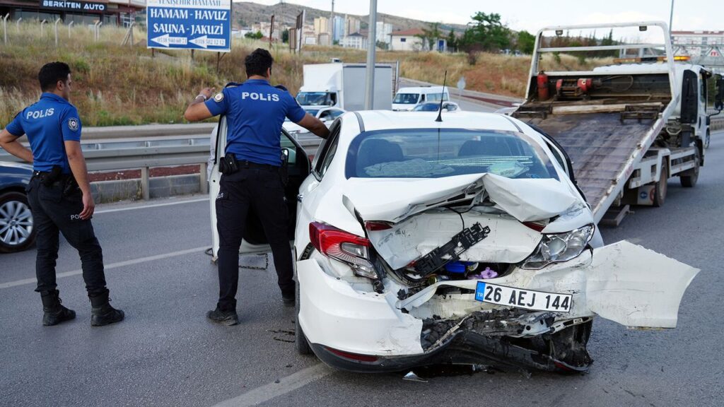 kirikkale’de-iki-otomobil-carpisti:-5-yarali