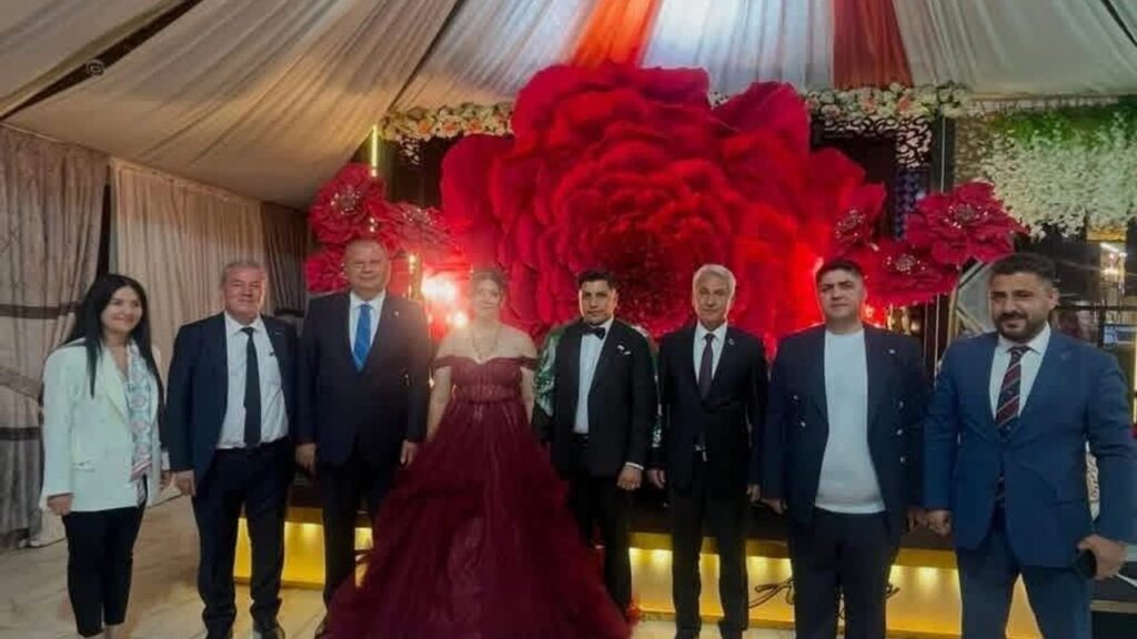 gazeteci-yaman-ailesinin-mutlu-gunu