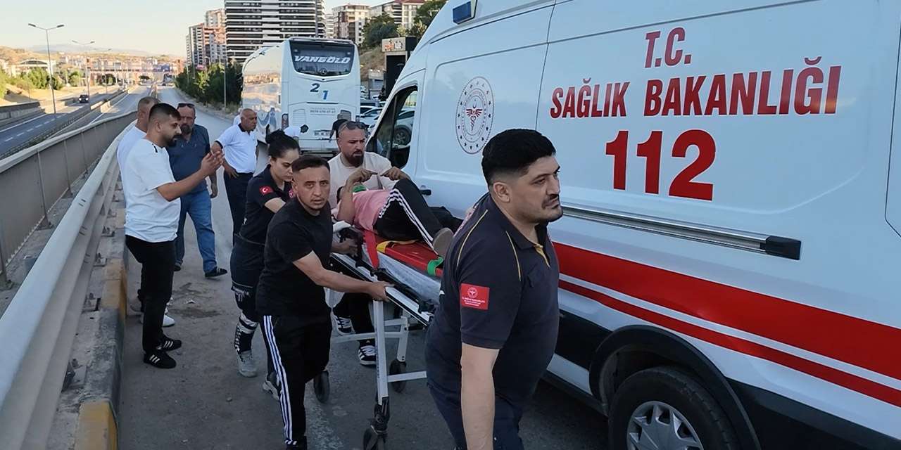 kirikkale’de-otobus-ve-otomobile-carpan-kurtarici-ortaligi-savas-alanina-cevirdi:-surucu-ehliyetsiz-cikti!