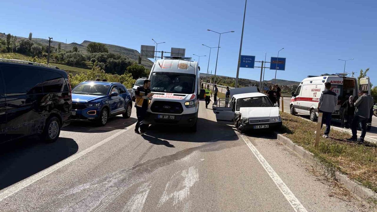 aksaray’da-otomobil-minibuse-carpti:-8-yarali