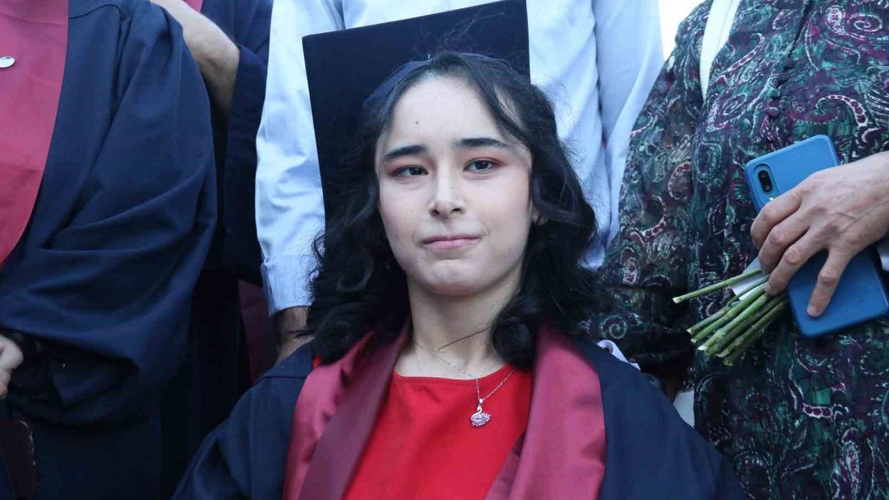 serebral-palsi-hastasi-genc-kiz-ikinci-universitesinden-mezun-oldu
